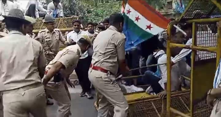 एनएसयूआई के कार्यकर्ता अंदर जाने का प्रयास करने लगे इसी दौरान कुछ छात्रों ने बेरिकेट्स को गिरा दिया, उसके बाद पुलिस ने लाठीचार्ज कर दिया और कई कार्यकर्ताओं को लाठी से पीटा, उसके बाद एनएसयूआई के कार्यकर्ता वहां से भाग छूटे, उसके थोडी देर बाद फिर से जमा हो गए और सड़क पर बैठकर नारेबाजी करने लगे.