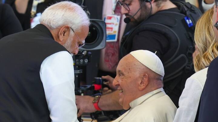 पीएम मोदी को 87 वर्षीय पोप के साथ हल्के-फुल्के अंदाज में बातचीत करते हुए देखा गया. दोनों नेताओं ने एक-दूसरे को गले लगाया. पोप ने एआई, ऊर्जा, अफ्रीका और भूमध्य सागर विषय पर आउटरीच सत्र में अपने संबोधन में कहा कि एआई का बेहतर इस्तेमाल करना हममें से प्रत्येक पर निर्भर करता है.