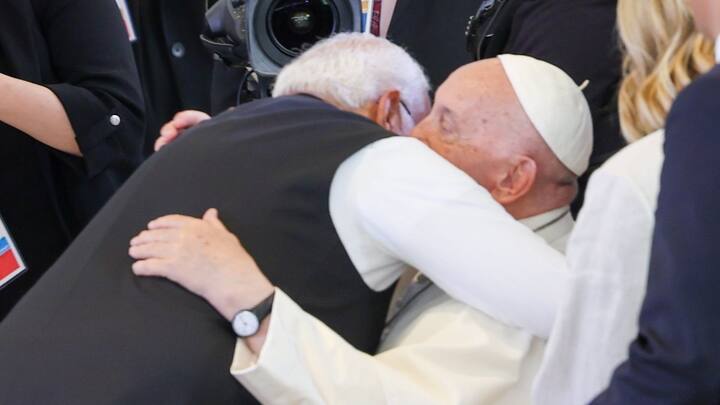 पीएम मोदी को 87 वर्षीय पोप के साथ हल्के-फुल्के अंदाज में बातचीत करते हुए देखा गया. दोनों नेताओं ने एक-दूसरे को गले लगाया. पोप ने एआई, ऊर्जा, अफ्रीका और भूमध्य सागर विषय पर आउटरीच सत्र में अपने संबोधन में कहा कि एआई का बेहतर इस्तेमाल करना हममें से प्रत्येक पर निर्भर करता है.