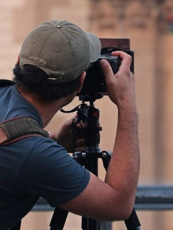 दिन में फोटो खींचते वक्त फ्लैशलाइट ऑन रखना चाहिए या ऑफ?