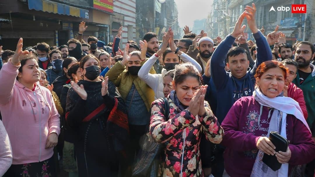Jammu Kashmir: अपने घर पहुंच छलका कश्मीरी पंडितों का दर्द..... वापस कश्मीर में आकर बसने की है ख़्वाहिश Kashmiri Pandits have only one wish to come back and settle in Jammu and Kashmir Jammu Kashmir: अपने घर पहुंच छलका कश्मीरी पंडितों का दर्द..... वापस कश्मीर में आकर बसने की है ख़्वाहिश