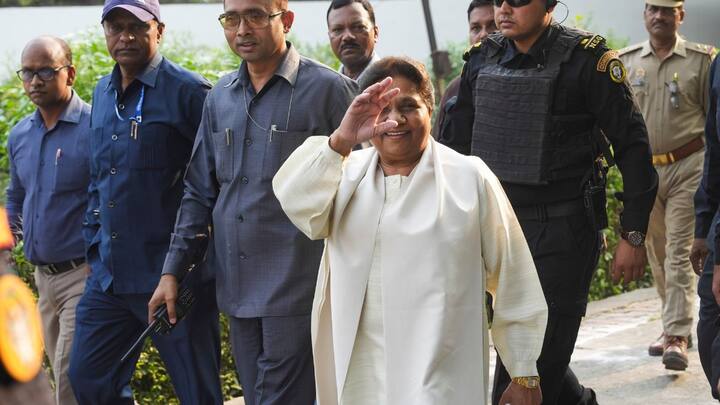 उन्होंने कहा कि बड़े भाई की हम इज्जत करते हैं, लेकिन उनके किसी भी ट्वीट से हमें ना जोड़ा जाए. हम दोनों के ही रास्ते अलग-अलग हैं.