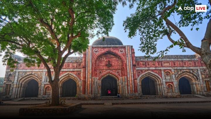 यूं तो दिल्ली की जामा मस्जिद अपनेआप में खास है, लेकिन जमाली कमाली मस्जिद भी किसी से कम नहीं है. बकरीद पर आप यहां भी इबादत कर सकते हैं.