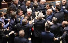 इटली की संसद में ऐसा क्या हुआ कि चल गए लात-घूंसे, G-7 समिट के दौरान जार्जिया मेलोनी को होना पड़ा शर्मिंदा