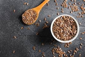 Flaxseeds or Flaxseeds: Flaxseeds are considered very beneficial for health because they are rich in fiber and help in digestion.  But these seeds can be harmful to heart patients.  Because it contains oil and consuming it in excess can increase cholesterol levels.