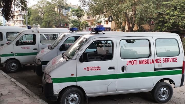 इसके साथ ही आप 108 पर काॅल करके इमरजेंसी में सहायता मांग सकते हैं. तुरंत ही आपको एंबुलेंस द्वारा सहायता दी जाती है. बता दें सभी टोल प्लाजाओं पर एंबुलेंस की व्यवस्था होती है.