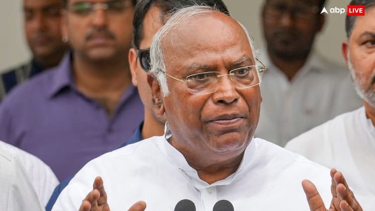 Modi government wants to bring three Agriculture laws back claims Mallikarjun Kharge on Economic survey on Farmers 'मोदी सरकार पिछले दरवाजे से लाना चाहती है किसान विरोधी तीन काले कानून', बजट से पहले मल्लिकार्जुन खरगे का दावा