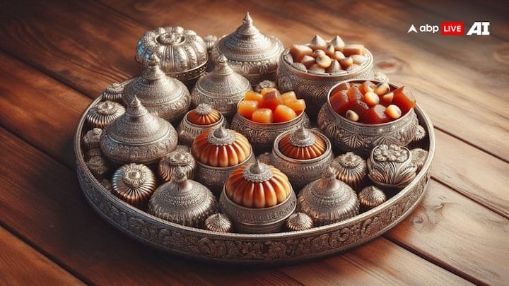 ये महीन परत ही चांदी का वर्क कहलाती है. इसके बाद इसे निकाल कर कागज़ में पैक करके बाजार में बेचा जाता है. हालांकि आजकल चांदी का वर्क बनाने का कार्य मशीनों की मदद से किया जाने लगा है, जिसके चलते इसे पूजा, व्रत आदी में इस्तेमाल किया जा सकता है.