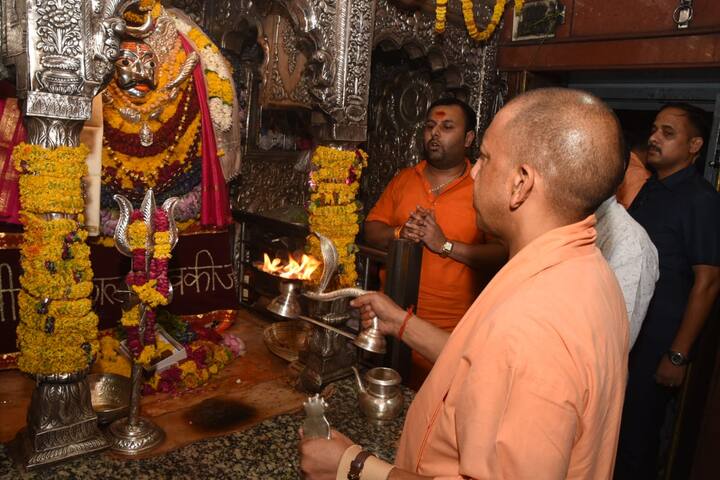 वहीं काशी विश्वनाथ मंदिर में दर्शन पूजन के बाद सीएम योगी आदित्यनाथ वाराणसी के सर्किट हाउस पहुंचे. सीएम योगी वाराणसी के सर्किट हाउस में रात्रि विश्राम करेंगे.