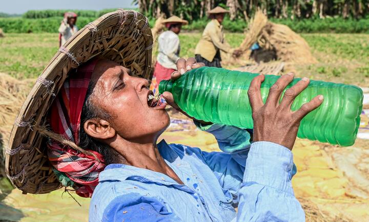 আবহাওয়া দফতর সূত্রে খবর, ইসলামপুর পর্যন্ত বর্ষা ঢুকে গেলেও, তা দক্ষিণবঙ্গে পৌঁছনোর অনুকূল পরিস্থিতি এখনও তৈরি হয়নি। আপাতত পুরুলিয়া, পশ্চিম মেদিনীপুর, পশ্চিম বর্ধমানের মতো পশ্চিমাঞ্চলের জেলাগুলিতে তাপপ্রবাহের সতর্কতা জারি থাকছে।