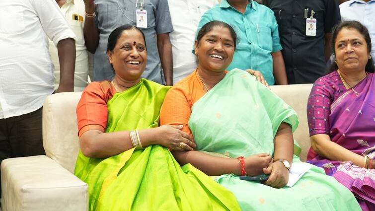 Telangana ministers Konda Surekha and Seethakka condemns roumers with smiling photos Surekha Vs Seethakka: సీతక్క, కొండా సురేఖ మధ్య విభేదాలా? ఒక్క ఫోటోతో రూమర్స్‌కు చెక్