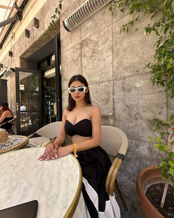 या फोटोंमध्ये मौनी रॉय डोक्यावर मोठी टोपी घातलेली दिसत आहे. तिने डोळ्यांवर काळा आणि पांढरा स्टायलिश गॉगल घातलेला दिसत आहे.