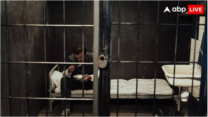 इस आंकड़े के मुताबिक, सबसे ज्यादा कैदी कहीं और नहीं बल्कि अमेरिका की जेलों में बंद हैं. अमेरिका की जेलों में 17,67,200 कैदी बंद हैं. समय के अनुसार इनकी संख्या बदलती रहती है.