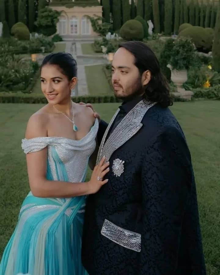 राधिका मर्चेंट और अनंत अंबानी के प्री वेडिंग तस्वीरों ने इंटरनेट पर धमाल मचा दिया है. तस्वीरें देख अब हर कोई कपल की रॉयल्टी पर फिदा हो गया.