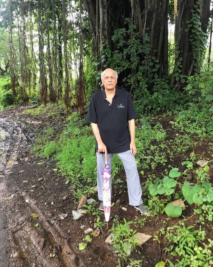 महेश भट्ट – दिग्गज फिल्ममेकर महेश भट्ट भी शराब की लत की वजह से कई परेशानियों में घिर चुके हैं. फिर एक दिन बेटी का फेस देखकर उन्होंने इसे छोड़ने का फैसला किया.