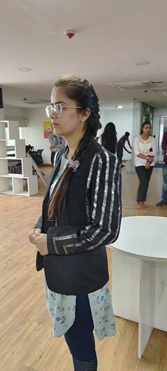 MP: जबलपुर की 2 छात्राओं ने महिलाओं के लिए बनाई सुरक्षा जैकेट, टच करते ही लगेगा जोर का झटका