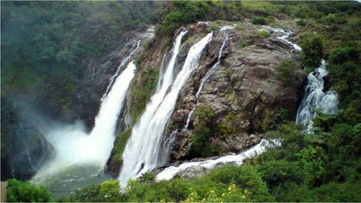 शिवसुंदरम, कर्नाटक - पावसाच्या सोनेरी थेंबांचा आस्वाद घ्यायचा असेल, तर कर्नाटकातील शिवसुंदर हे एक चांगले गंतव्य ठिकाण ठरू शकते. डोंगरावरून वाहणारे पांढरेशुभ्र धबधबे तुम्हाला भुरळ घालतील. इथे आल्यावर तुम्ही स्वतःला निसर्गाच्या अधिक जवळ अनुभवाल. शिवसुंदरम यांचे नाव भारतातील सर्वात सुंदर ठिकाणांमध्ये समाविष्ट आहे.