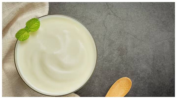 કાચના વાસણોનો ઉપયોગ કરો: દહીંને સ્ટીલ કે પ્લાસ્ટિકના વાસણોમાં રાખવાને બદલે કાચ કે સિરામિકના વાસણોમાં રાખો. આના કારણે દહીં ખાટું નહીં થાય અને લાંબા સમય સુધી તાજું રહેશે.