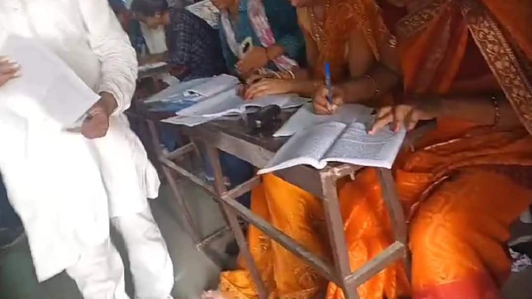 Bihar News: किताब खोल कर जी भर लिखिए! बक्सर के IGNOU परीक्षा केंद्र में मिली खुली छूट Bihar viral Video of Students cheating in IGNOU Exam centre in buxar ann Bihar News: किताब खोल कर जी भर लिखिए! बक्सर के IGNOU परीक्षा केंद्र में मिली खुली छूट