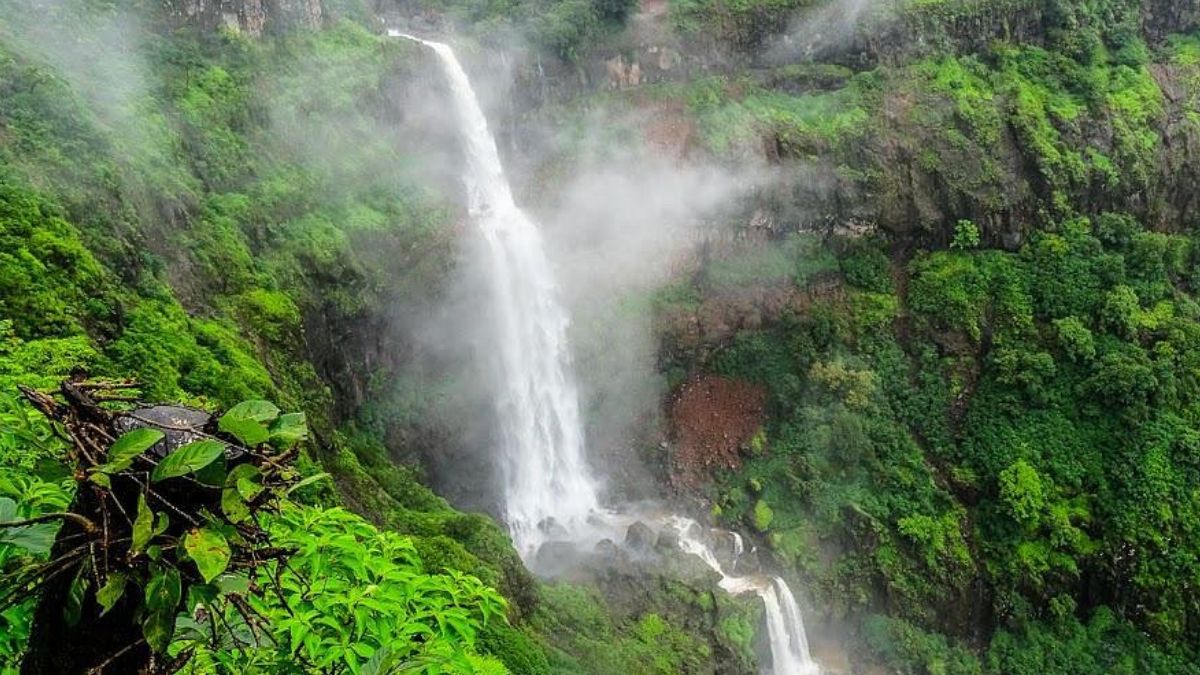 Travel :  महाराष्ट्रात चक्क फॉरेनचा अनुभव देतात 'हे' धबधबे! पावसाळ्यातील सौंदर्य पाहाल तर स्वर्गसुख अनुवभाल