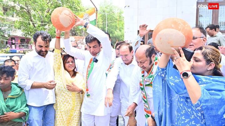 दिल्ली की जनता पिछले कई दिनों से बूंद-बूंद पानी को तरस रही है. लोग टैंकर के इंतजार में घंटों सड़कों पर बैठे रहते हैं, इसके बाद भी उन्हें पानी नहीं मिलता. पानी की किल्लत के बीच अब बीजेपी और कांग्रेस पानी की समस्या को लेकर सड़कों पर उतर आए हैं. आज कांग्रेस ने मटका फोड़कर पानी की किल्लत के विरोध में प्रदर्शन किया.