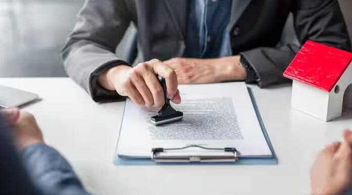 રજિસ્ટ્રીમાં તમને શહેરી અને ગ્રામીણ વિસ્તારો અનુસાર છૂટ મળે છે. ગ્રામીણ વિસ્તારોમાં તમારે નોંધણી ફી તરીકે સર્કલ રેટના ચારથી પાંચ ટકા ચૂકવવા પડશે.