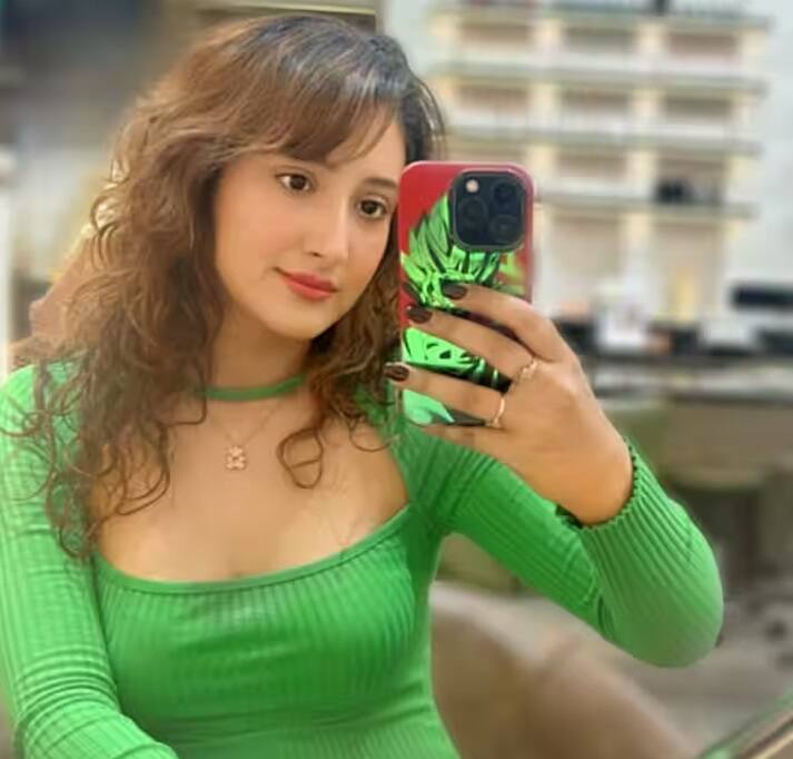 ઘણી ધાર્મિક ટીવી સિરિયલોમાં જોવા મળી ચૂકેલી અભિનેત્રી શિવ્યા પઠાનિયાએ પણ કાસ્ટિંગ કાઉચ વિશે વાત કરી હતી. તેણે એક ઈન્ટરવ્યુમાં કહ્યું હતું કે જ્યારે તેની પાસે કામ ન હતું ત્યારે તેને એક પ્રોડ્યુસરનો ફોન આવ્યો અને તેની સામે કોમ્પ્રોમાઇઝની શરત મૂકવામાં આવી હતી.
