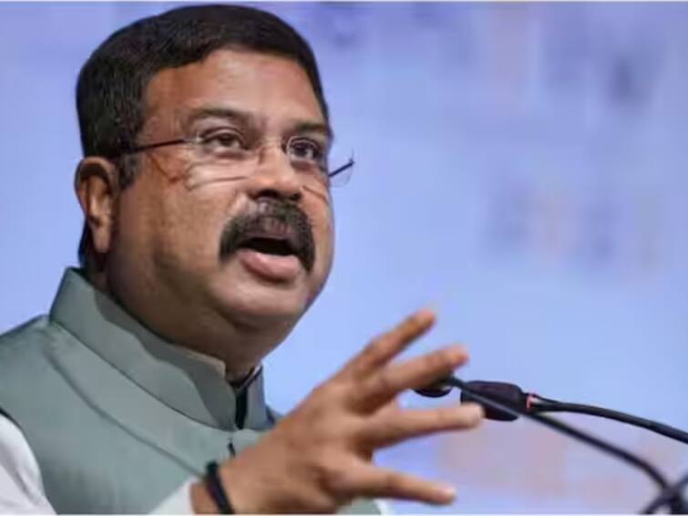 now board exams of 10th and 12th class will held twice in a year education ministry dharmendra pradhan Board Exams:ਸਾਲ 'ਚ ਦੋ ਵਾਰ ਹੋਣਗੀਆਂ 10ਵੀਂ ਅਤੇ 12ਵੀਂ ਦੀਆਂ ਬੋਰਡ ਪ੍ਰੀਖਿਆਵਾਂ, ਸਿੱਖਿਆ ਮੰਤਰਾਲੇ ਨੇ ਕਹੀ ਇਹ ਵੱਡੀ ਗੱਲ