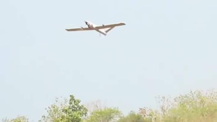 सटीक हमला करने की क्षमता: नागास्त्र-1 ड्रोन कामिकाझे मोड में आने के बाद सीधे टारगेट पर हमला करके और इस प्रोसेस में खुद को नष्ट करके दुश्मन का खात्मा कर सकता है. आसान भाषा में कहें तो अगर दुश्मन का कोई वाहन आ रहा है तो ये उससे जाकर क्रैश हो जाता है और अपने साथ-साथ उसे भी नष्ट कर देता है.