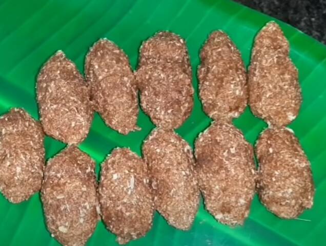 அடுப்பை அணைத்து, வெல்ல பாகை வடிகட்டி ராகியுடன் சேர்க்கவும். சிறிது நெய் ஏலக்காய் தூள் சிறிதளவு சேர்த்துக் கொள்ளவும்.