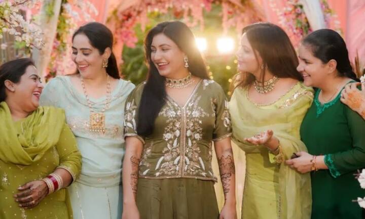 ਜਾਣਕਾਰੀ ਲਈ ਦੱਸ ਦੇਈਏ ਕਿ ਅਨਮੋਲ ਗਗਨ ਮਾਨ ਦਾ ਪਰਿਵਾਰ ਮਾਨਸਾ ਜ਼ਿਲ੍ਹੇ ਦਾ ਰਹਿਣ ਵਾਲਾ ਹੈ ਅਤੇ ਉਨ੍ਹਾਂ ਦਾ ਵਿਆਹ ਬਲਟਾਣਾ, ਜ਼ੀਰਕਪੁਰ ਦੇ ਸੋਹੀ ਪਰਿਵਾਰ ਵਿੱਚ ਤੈਅ ਹੋਇਆ ਹੈ। ਇਨ੍ਹੀਂ ਦਿਨੀਂ ਉਨ੍ਹਾਂ ਦੇ ਪਤੀ ਐਡਵੋਕੇਟ ਸ਼ਾਹਬਾਜ਼ ਸੋਹੀ ਚੰਡੀਗੜ੍ਹ ਦੇ ਸੈਕਟਰ-3 ਵਿੱਚ ਆਪਣੀ ਮਾਂ ਸ਼ੀਲਮ ਸੋਹੀ ਨਾਲ ਰਹਿੰਦੇ ਹਨ।