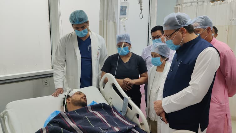 Uttarakhand Rudraprayag Accident CM Pushkar Singh Dhami reached AIIMS Rishikesh to meet Victims रुद्रप्रयाग हादसे के पीड़ितों से मिलने AIIMS ऋषिकेश पहुंचे सीएम धामी, अब तक 12 लोगों की मौत