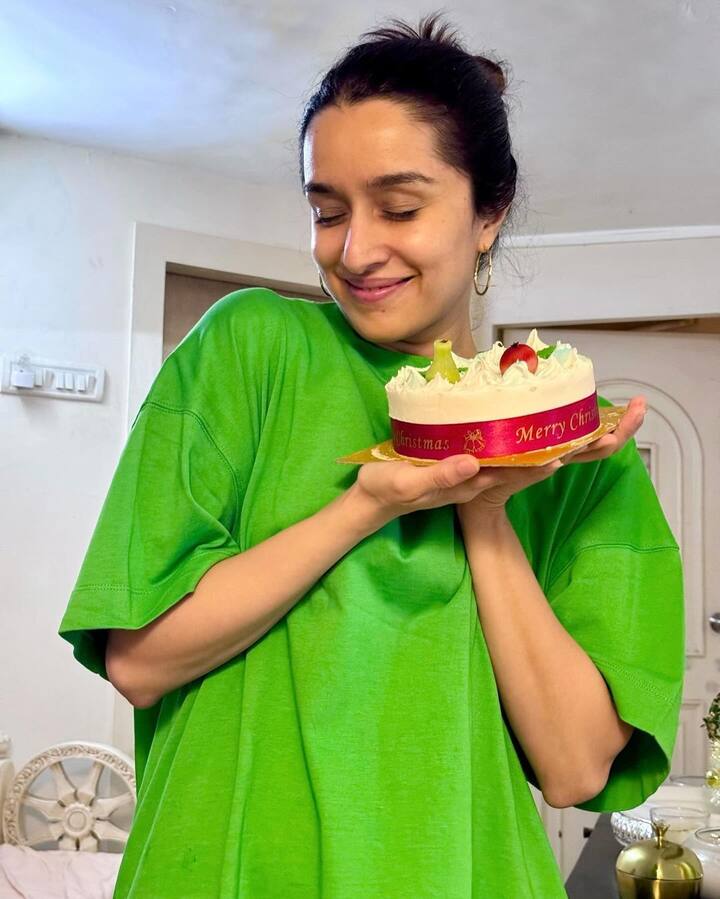 इस तस्वीर में आपको उनके घर के किचन की झलक देखने को मिलेगी. जो पूरी तरह से व्हाइट पेंट से डेकोरेटिड है.