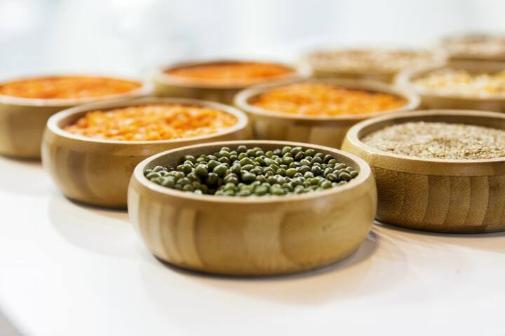 உளுத்தம் பருப்பை பூச்சி அரிக்காமல் இருக்க 4 வர மிளகாயை உளுத்தம் பருப்போடு சேர்த்து மூடி வைக்க வேண்டும்.
