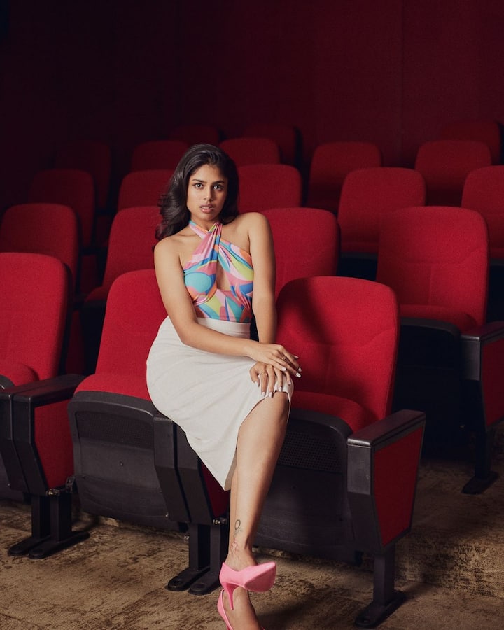 రీసెంట్ గా అల్లరి నరేష్ తో కలిసి నటించిన ‘ఆ ఒక్కటీ అడక్కు‘ సినిమాతో బాక్సాఫీస్ దగ్గర యావరేజ్ గా నిలిచింది. Photo Credit: Faria Abdullah/Instagram