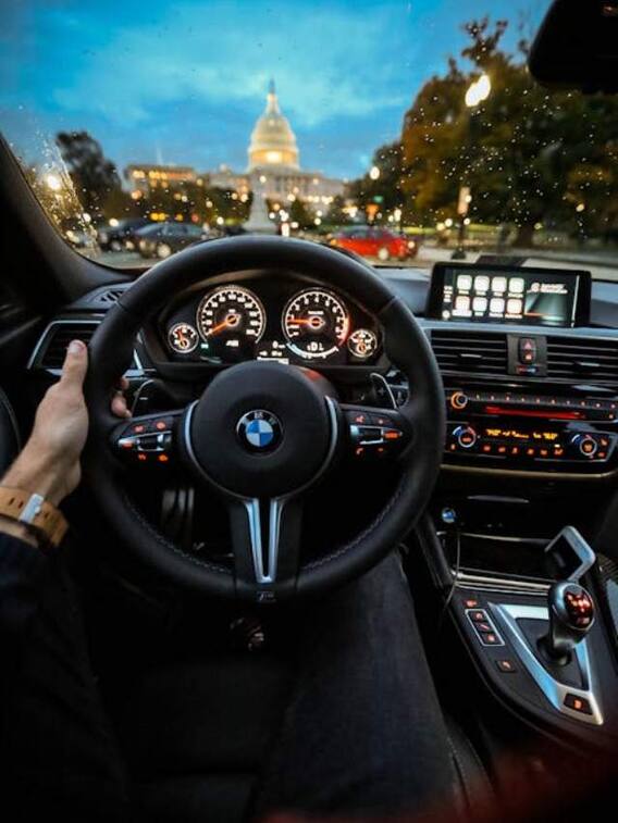 क्या आपकी कार में हैं ये फीचर्स? कार चलाना होगा आसान