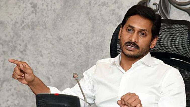 Andhra Pradesh: जगनमोहन रेड्डी के घर पर चला बुलडोजर, अवैध निर्माण की शिकायत के बाद नगर निगम का एक्शन