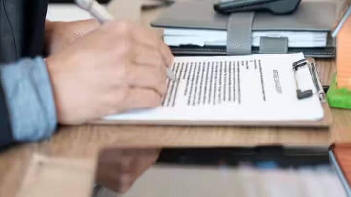 Registry Fee: અનેકવાર લોકોના મનમાં સવાલ આવે છે કે ઘરની રજિસ્ટ્રીમાં વધુ પૈસા થાય છે કે પછી જમીનની રજિસ્ટ્રીમાં. તમારા મનમાં પણ આ સવાલ થતો હશે. ઘર ખરીદવાની પ્રક્રિયા સરળ નથી. આમાં અનેક કાયદાકીય કામો કરવા પડે છે. જેમાં સમય પણ લાગે છે અને ફી પણ લાગે છે.