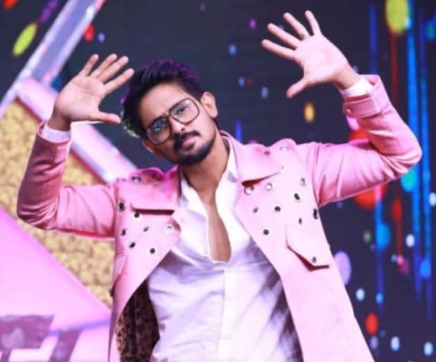 சூர்யா நடித்திருத்த கஜினி படத்தில் எக்ஸ் மச்சி என்ற பாடலை நகுல் பாடி இருந்தார்