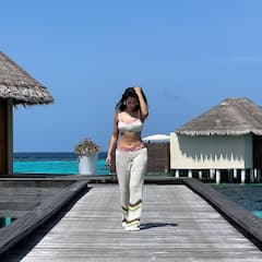 Sonal Chauhan : సమ్మర్ హీట్ తగ్గింది కానీ సోనాల్ కూల్ గా ఉండనిచ్చేట్టు లేదు - మందార పువ్వు ఎక్కడ దొరికిందో మరి!