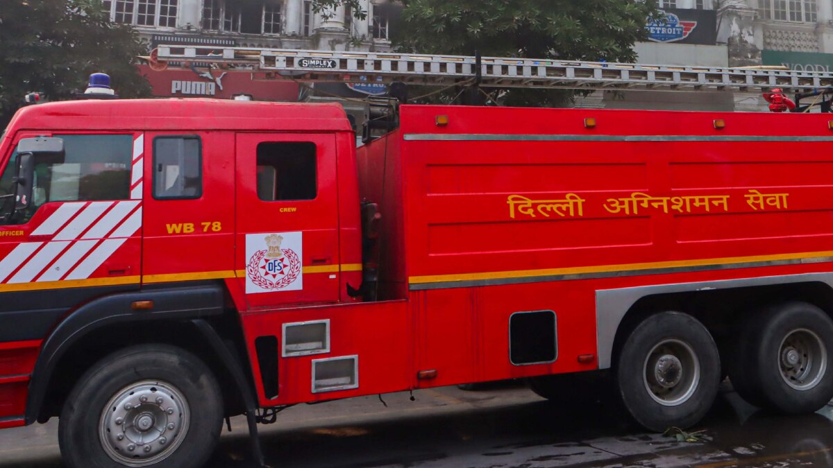 Delhi Fire: दिल्ली के मयूर विहार यूनिफॉर्म शॉप और कैफे में लगी भीषण आग, मौके पर पहुंची 25 दमकल की गाड़ियां