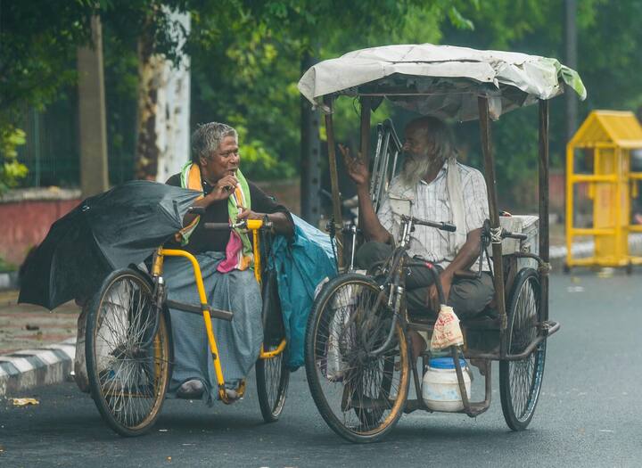 রবিবারও দক্ষিণবঙ্গের সব জেলাতেই বৃষ্টির সম্ভাবনা রয়েছে। ৪০ থেকে ৫০ কিলোমিটার প্রতি ঘণ্টার গতিবেগে ঝোড়ো হাওয়া বইতে পারে। বৃষ্টির পরিমাণ আরও একটু বাড়বে।