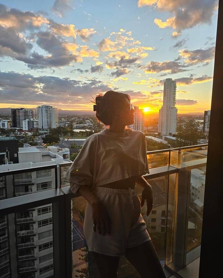 प्रियंका इन तस्वीरों में अपने घर की बालकनी में खड़ी हुई दिखाई दी. जो सनसेट के सामने एक से बढ़कर एक पोज दे रही हैं. उन्होंने बालों में बन और आंखों पर चश्मा लगाया हुआ है.