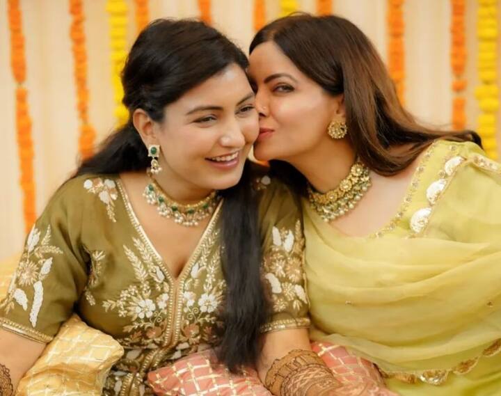 ਦਰਅਸਲ, ਅਨਮੋਲ ਗਗਨ ਮਾਨ ਦੇ ਮਹਿੰਦੀ ਫੰਕਸ਼ਨ ਦੀਆਂ ਤਸਵੀਰਾਂ ਸਾਹਮਣੇ ਆਈਆਂ ਹਨ। ਜਿਨ੍ਹਾਂ ਨੂੰ ਪ੍ਰਸ਼ੰਸਕਾਂ ਵੱਲੋਂ ਵੀ ਬੇਹੱਦ ਪਸੰਦ ਕੀਤਾ ਜਾ ਰਿਹਾ ਹੈ। ਇਸ ਖਾਸ ਮੌਕੇ ਪੰਜਾਬੀ ਗਾਇਕਾ ਅਤੇ ਐਂਕਰ ਸਤਿੰਦਰ ਸੱਤੀ ਵੀ ਇਸ ਜਸ਼ਨ ਦਾ ਹਿੱਸਾ ਬਣੀ। ਜਿਸਦੀਆਂ ਕਈਆਂ ਤਸਵੀਰਾਂ ਅਤੇ ਵੀਡੀਓ ਸੋਸ਼ਲ ਮੀਡੀਆ ਉੱਪਰ ਤੇਜ਼ੀ ਨਾਲ ਵਾਇਰਲ ਹੋ ਰਹੀਆਂ ਹਨ। ਤੁਸੀ ਵੀ ਵੇਖੋ filmy_media ਇੰਸਟਾਗ੍ਰਾਮ ਹੈਂਡਲ ਉੱਪਰ ਸ਼ੇਅਰ ਕੀਤਾ ਇਹ ਵੀਡੀਓ, ਜਿਸ ਵਿੱਚ ਸਤਿੰਦਰ ਸੱਤੀ ਕੈਬਨਿਟ ਮੰਤਰੀ ਅਨਮੋਲ ਗਗਨ ਮਾਨ ਉੱਪਰ ਪਿਆਰ ਲੁਟਾਉਂਦੇ ਹੋਏ ਨਜ਼ਰ ਆ ਰਹੀ ਹੈ।