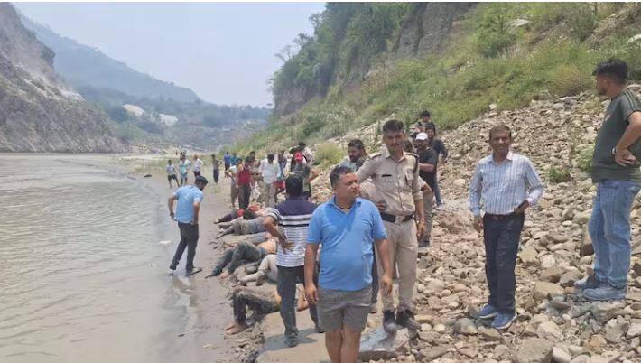 uttarakhand major accident on badrinath highway tepo traveler fell into alaknanda river Road Accident: ਉੱਤਰਾਖੰਡ ਦੇ ਬਦਰੀਨਾਥ ਹਾਈਵੇਅ 'ਤੇ ਵੱਡਾ ਹਾਦਸਾ, ਟੈਂਪੂ ਟਰੈਵਲਰ ਦੇ ਨਦੀ 'ਚ ਡਿੱਗਣ ਕਾਰਨ 10 ਦੀ ਮੌਤ