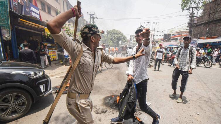 Medical students protested in Patna over alleged Paper leak of NEET Result 2024 | NEET Result 2024: नीट परीक्षा रद्द करने की मांग को लेकर पटना में सड़कों पर उतरे छात्र, पुलिस