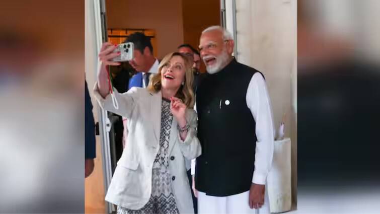Prime Minister Narendra Modi and his Italian counterpart Giorgia Meloni clicked a selfie on the sidelines of the G7 summit in Italy PM Modi Selfie: வாவ்..! இத்தாலி பிரதமர் மெலோனி உடன் மோடி எடுத்த செல்ஃபி - இணையத்தில் படுவைரல்
