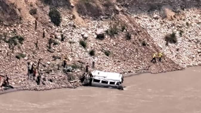 In Uttarakhand, 9 people died as a bus fell into a ravine in Alankananda ઉત્તરાખંડમાં મોટી રોડ દુર્ઘટના, મીની બસ  અલંકનંદામાં  ખાબકતાં 9નાં મોત, 12 લોકોનું રેસક્યુ, જાણો અપડેટ્સ