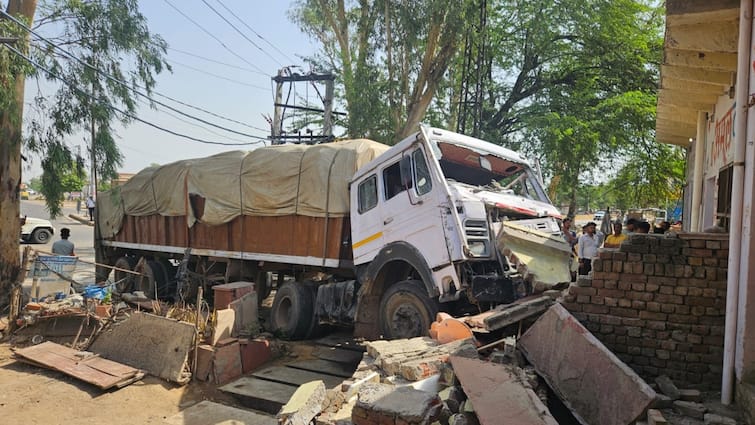 भरतपुर: बस और ट्रेलर की आमने सामने भिड़ंत, हादसे में दो यात्रियों की मौत, छह घायल