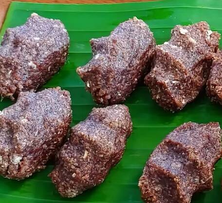 அடுத்தது ஒரு கப் தேங்காய் துருவல் கலந்து கொள்ளவும். அடுத்து அரை கப் பொடியாக அரைத்த வேர்க்கடலை சேர்த்து வறுக்கவும்.